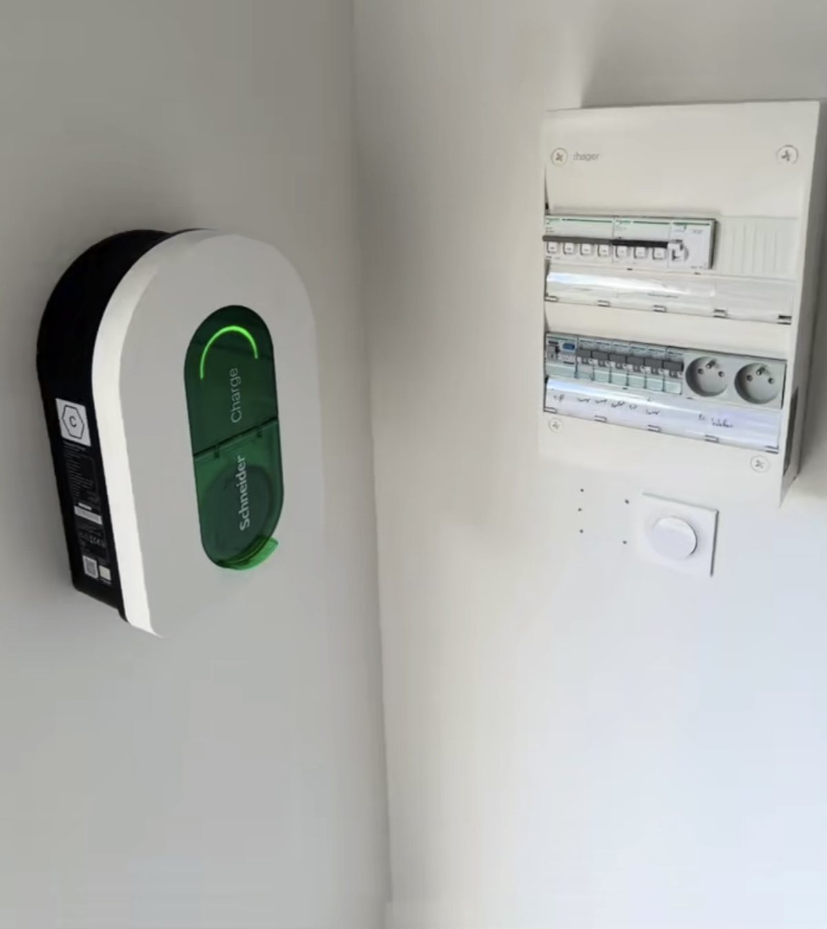 Borne de recharge Schneider 22 kW et tableau électrique Hager