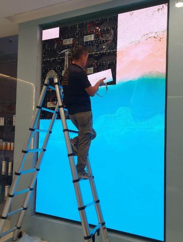 Remplacement d'une dalle sur un écran LED de vitrine